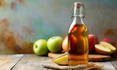 Cách dùng giấm táo giúp tóc mềm mượt và bóng khỏe tự nhiên