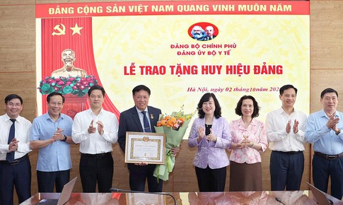 Đảng ủy Bộ Y tế tổ chức Lễ trao tặng Huy hiệu 35 năm tuổi Đảng cho Thứ trưởng Đỗ Xuân Tuyên