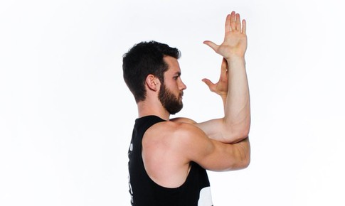 5 tư thế yoga đứng có thể thực hiện mọi lúc, mọi nơi