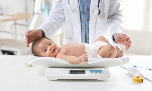 Trẻ tăng bao nhiêu cân trong năm đầu đời là đạt chuẩn tăng trưởng?