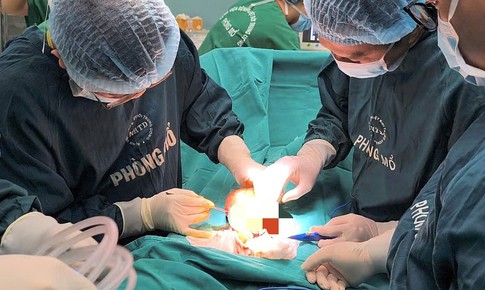 Đeo vòng kim loại tăng kích thước vùng kín, nam thanh niên suýt hoại tử tinh hoàn