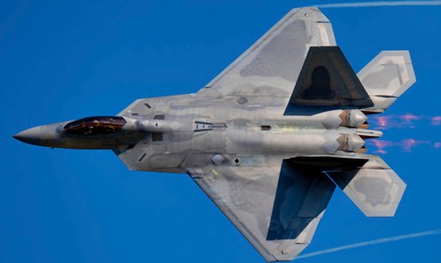 Tiêm kích F-22 Mỹ khiến 2 máy bay F-4 Iran tháo chạy chỉ bằng 1 câu nói