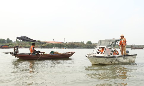 Hà Nội vận động dân vạn chài từ bỏ cách đánh cá kiểu 'tận diệt' trên sông