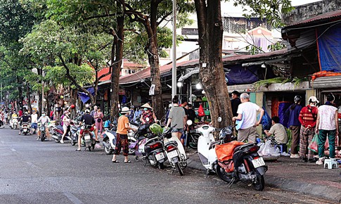 Biển cấm bị phớt lờ, chợ tự phát vẫn họp trên phố Cầu Mới, Đống Đa