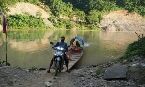 Vượt sông để đến trường