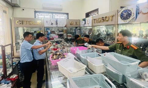 Phát hiện hơn 2.000 đồng hồ giả mạo nhãn hiệu Rolex, Hublot...