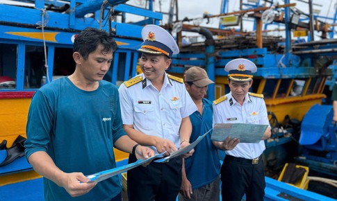 Hải quân làm điểm tựa vững chắc tiếp sức ngư dân vươn khơi, bám biển