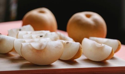 Cách ăn lê vào mùa thu hỗ trợ giảm khô da
