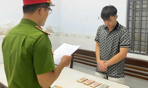 Trộm 133 triệu đồng trong ô tô rồi, thanh niên mang 20 triệu về đưa mẹ