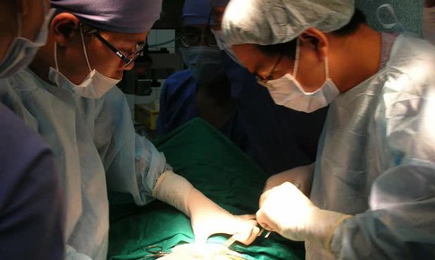 Tưởng "lồng ruột đơn giản", bé trai bị cắt bỏ 10 cm ruột hoại tử