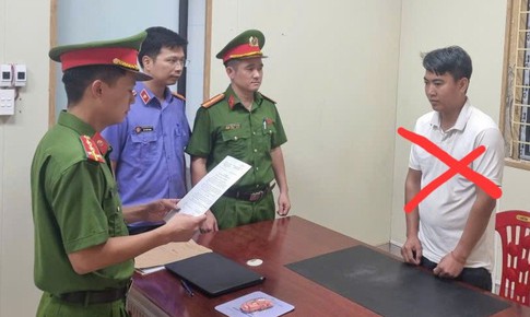Chống đối hiệu lệnh CSGT, tài xế ô tô bị khởi tố