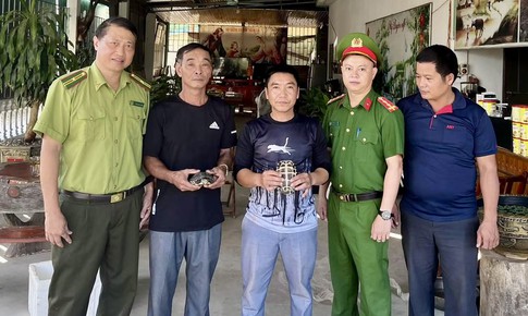 Phát hiện cặp rùa quý hiếm khi cuốc đất trong vườn 