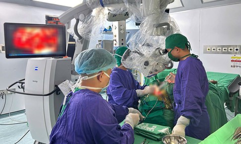 Phẫu thuật khối u dây thần kinh nằm sát thân não bằng công nghệ hiện đại
