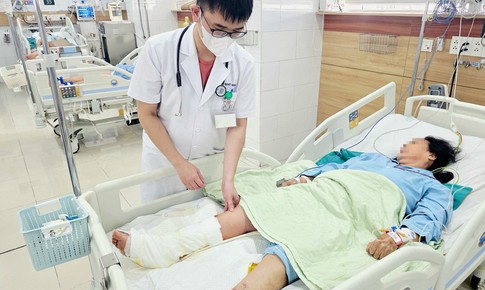 Đắp lá ớt chữa vết thương, người phụ nữ 65 tuổi nguy cơ mất chân