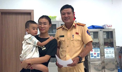 Cảnh sát Hải Phòng 'mở đường' đưa bé trai bị co giật đến viện cấp cứu