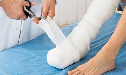 Sẹo bỏng co rút khiến bé trai 9 tuổi phải bò bằng tay