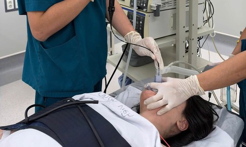 Cháy thiết bị sạc trong nhà, bé gái 14 tuổi bị bỏng đường thở nặng