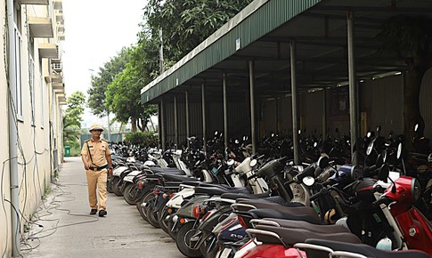 CSGT kiểm soát vi phạm giao thông học sinh từ đường phố đến bãi xe trong trường