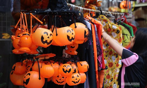 Phố Hàng Mã rực sắc cam, đen trước thềm Halloween