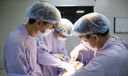 Cụ bà 100 tuổi phẫu thuật thành công u dạ dày