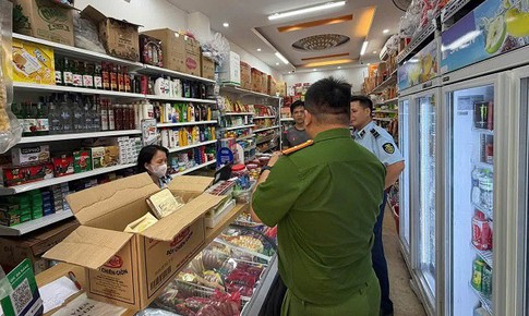 Bày bán thuốc lá nhập lậu, chủ cơ sở ở Hà Nội bị phạt 9,5 triệu đồng 
