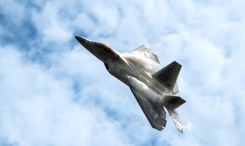 Tiêm kích J-20 Trung Quốc vượt trội hơn F-22 Mỹ?