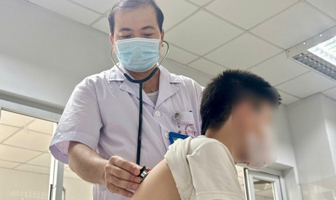 Ho nhiều về đêm gần sáng, khò khè thở rít cần đưa trẻ đi khám hen phế quản
