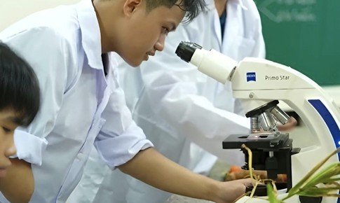 Mất cánh tay phải vì ung thư, nam sinh vẫn chạm tới giấc mơ giảng đường