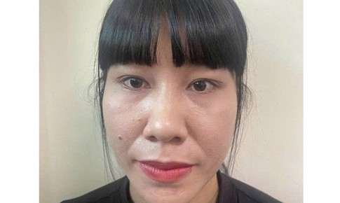Hà Nội: Bắt người phụ nữ ném mắm tôm vào chủ tiệm bánh khi livestream