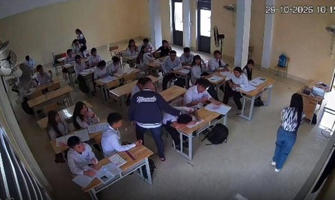 Nam sinh lớp 10 bị bạn đánh thủng màng nhĩ trong giờ học