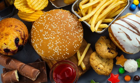 Vài ngày liên tiếp ăn nhiều chất béo gây tổn thương như thế nào tới da?