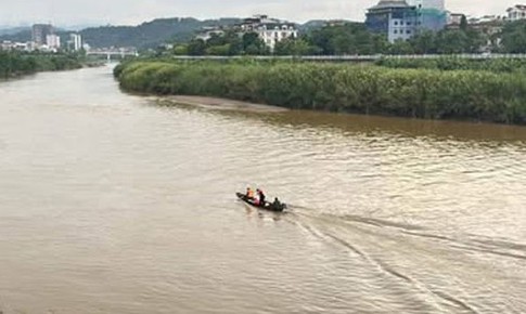 Thuyền chở đoàn kiểm lâm chìm trên sông Hồng, một người mất tích