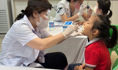 Nhân viên y tế trường học có bắt buộc chuẩn hóa trình độ khi nâng bậc?