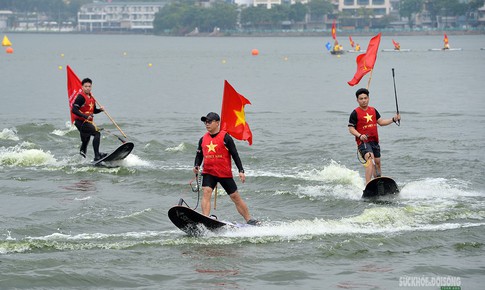 Mãn nhãn màn kéo cờ Tổ quốc trên ván lướt sóng ở hồ Tây