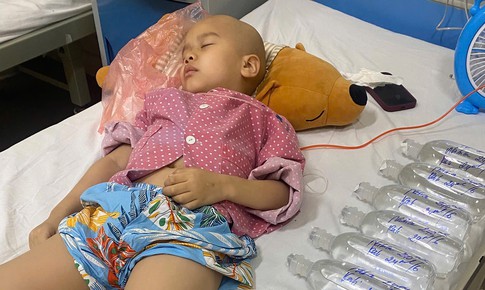 Bé gái chưa tròn 7 tuổi mắc ung thư xương, từng bước giành lại tuổi thơ