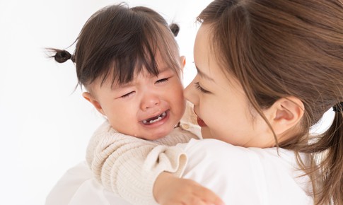 Giải mã nguyên nhân bé hay quấy khóc đêm sau khi bú sữa