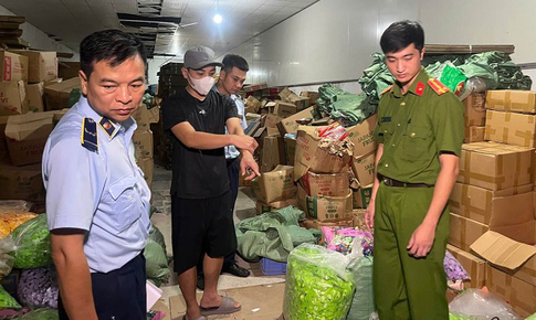 Lật tẩy thủ đoạn phù phép gần 20 tấn bánh kẹo trôi nổi thành hàng ngoại nhập