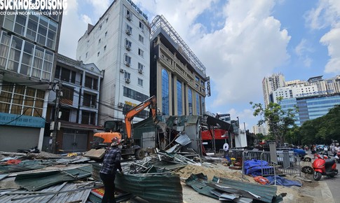 Cận cảnh loạt công trình ven đường Nguyễn Hoàng bị tháo dỡ để làm vườn hoa