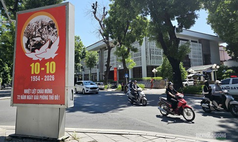 Hà Nội rực sắc đỏ hướng về ngày Giải phóng Thủ đô 10/10