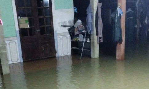 Mưa lớn, nước tràn vào nhà dân trong đêm