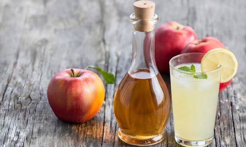 Nên uống nước chanh hay giấm táo để giảm cân?