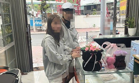 Thiếu nợ, 4 người bàn nhau cướp điện thoại tại cửa hàng