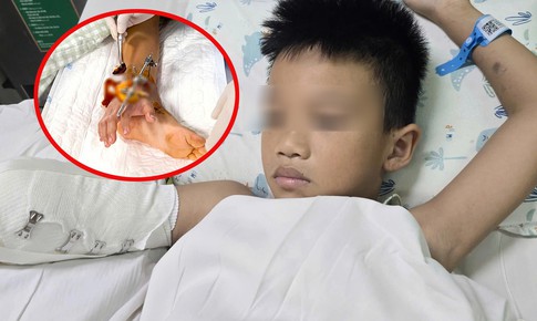 'Xin cứu tay của con' - nghẹn lòng lời cầu cứu của cậu bé 8 tuổi sau vụ sập cổng làng