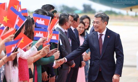Thủ tướng Lê Minh Hưng đến Phnom Penh, bắt đầu thăm chính thức Campuchia