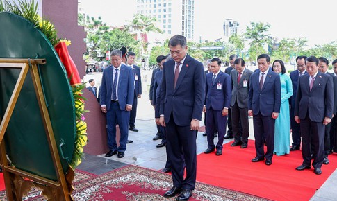 Thủ tướng Lê Minh Hưng đặt vòng hoa tại các đài tưởng niệm ở Campuchia