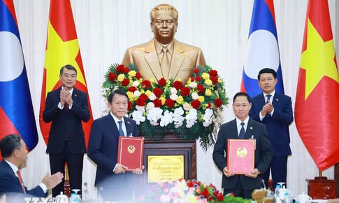 Việt Nam-Lào trao 17 văn kiện hợp tác tại hội nghị xúc tiến đầu tư
