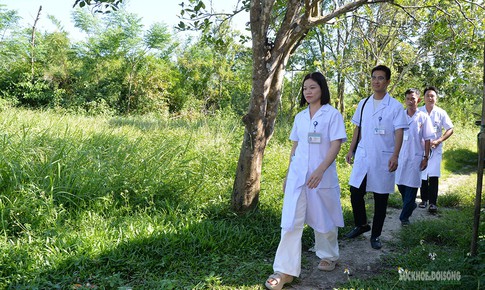Theo chân bác sĩ vượt biển chăm sóc sức khỏe người dân đảo Vĩnh Thực