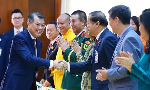 Thủ tướng Lê Minh Hưng gặp cộng đồng người Việt Nam tại Lào
