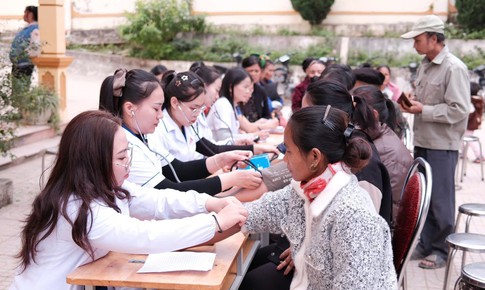 Bệnh viện ĐKKV Tây Bắc khám bệnh, trao quà cho 450 người dân vùng biên Tri Lễ