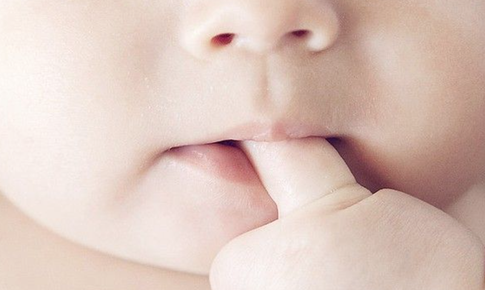 Thói quen mút ngón tay ở trẻ: Hệ lụy tiềm ẩn và cách khắc phục hiệu quả
